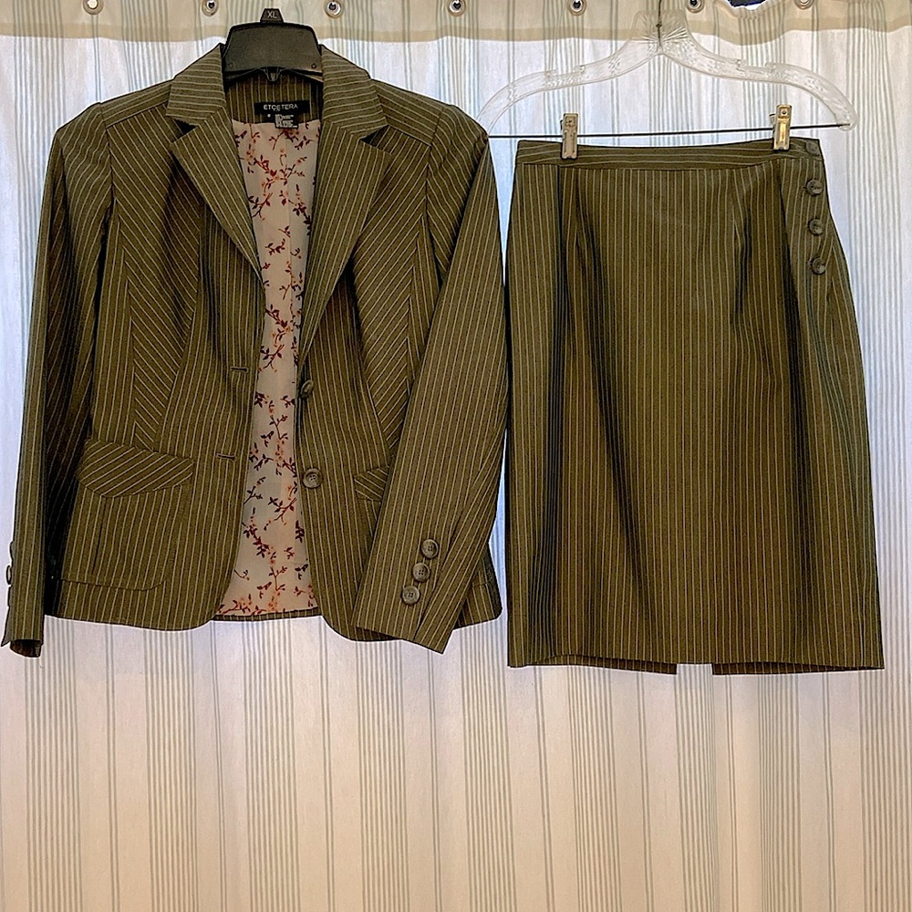 Gorgeous Jacket & Skirt /2 piece ETCETERA suit. In excellent condition.